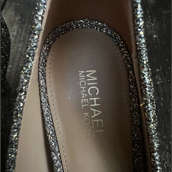 NWOT Michael Kors gold/silver textured round toe pumps, size 6 - Picture 5 of 5